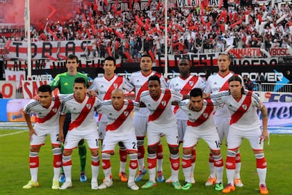 La formación de River que salió campeón ante Quilmes. Rojas (16), el penúltimo en la fila de abajo, de izquierda a derecha