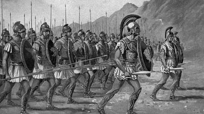 La formación de un cuerpo sólido de "hoplitas" (soldados con armas pesadas), armados con lanzas largas, se conocía como falange entre los griegos y fue perfeccionada por Alejandro de Macedonia.