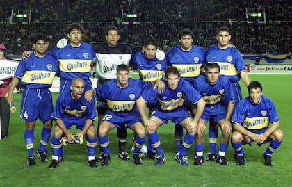 Boca's initial lineup against Real Madrid: Hugo Ibarra, Jorge Bermudez, Óscar Cordoba, Juan Roman Riquelme, Cristian Traverso and Anibal Matilan (above); Mauricio Serna, Sebastian Battaglia, Martin Palermo, Marcelo Delgado, and José Pasualdo (below).