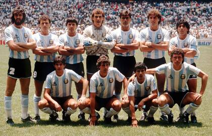 La formación que ganó el Mundial el 29 de junio de 1986: Batista, Cuciuffo, Olarticoechea, Pumpido, Brown, Ruggeri y Maradona; debajo, Burruchaga, Giusti, Héctor Enrique y Valdano
