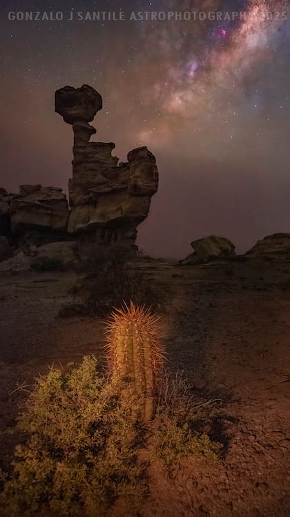 La formación rocosa conocida como el "submarino", en el Valle de la Luna, fotografiada por Santile