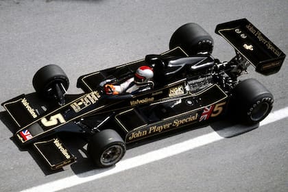 La Fórmula 1 de 1977. Mario Andretti conduce este Lotus 78-Cosworth, el primer "wing car" que utilizó el “efecto suelo” en la F1; prohibido durante 40 años, este fenómeno aerodinámico será la clave de los autos 2022