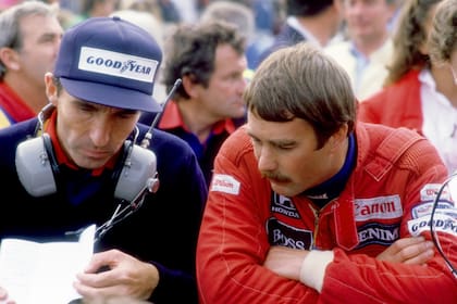 La fórmula británica que arrasó en 1992: Frank Williams analiza los datos con Nigel Mansell; el piloto celebró 28 de sus 31 victorias en el Gran Circo con el equipo de Grove