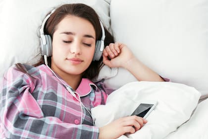 La fórmula infalible para el insomnio: la música lenta que le garantiza 8 horas de sueño profundo, según la ciencia