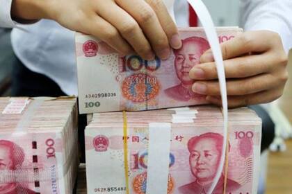 El yuan alcanzó su nivel más bajo en 11 años, llegando a 7 unidades por dólar