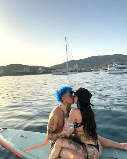 La foto a puro romance de Luck Ra y La Jaoqui (Captura: Instagram)