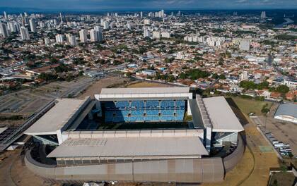 La foto aérea del sábado 12 de junio de 2021 muestra la Arena Pantanal en Cuiabá, Brasil.)