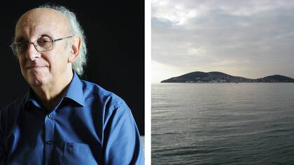 La foto. Márkaris eligió una foto de la isla Halkl, donde nació. Dice que usa esta imagen como fondo de pantalla en su computadora para no olvidar sus orígenes