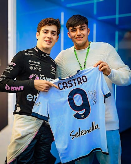La foto completa donde se puede ver que El delantero argentino de Bologna Santiago Castro le entregó su remera autografiada a Colapinto