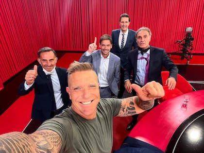 La foto con la que Fantino se despidió de "ESPN FC". Ahora, el programa, que llevará un nuevo nombre, lo conducirá Sebastián Vignolo