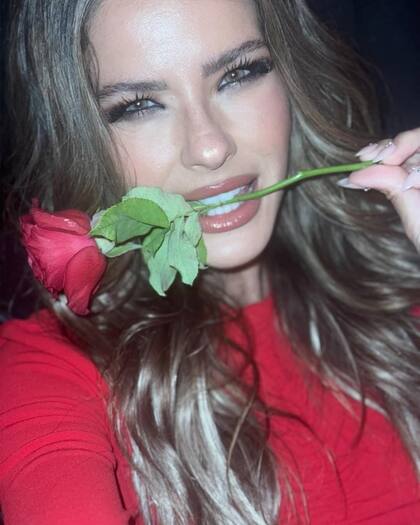 La foto con la rosa en la boca, que evocó a su pasado como "gitana" en la tira Casi Ángeles, según referenciaron sus seguidores
