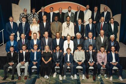 La foto con los participantes: los Woods, los Daly, los Leonard, los O'Meara, los Singh, los Lehman, los Faldo, los Harrington, entre otros