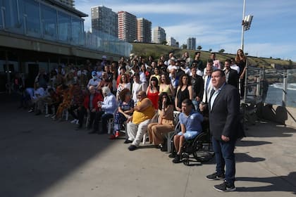 La foto con todos los elencos, cerca de la playa y entre sol y sombra