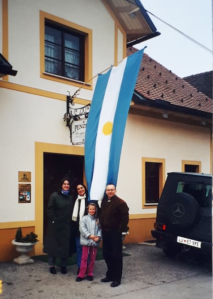 La foto corresponde a una reunión de argentinos residentes en Eslovenia, organizada por el dueño del pequeño hotel. Tras la crisis del corralito, varios argentinos llegaron al país y varias organizaciones y la iglesia los asistieron. Lorenzo, junto a otros residentes, crearon LA ESCUELITA ARGENTINA, donde ellos mismos impartían castellano e historia y geografía argentina, según sus capacidades.