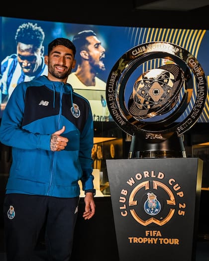 La foto de Alan Varela junto al trofeo del Mundial de Clubes.