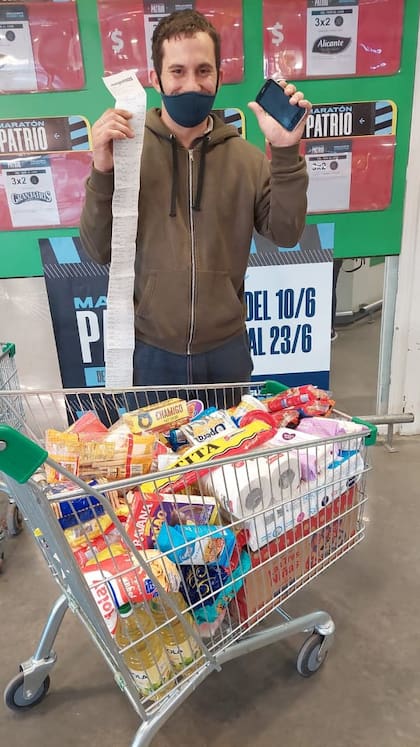 La foto de Ángel Ustares agradecido por su nuevo celular y mostrando toda la mercadería que compró para su familia con la ayuda de la gente