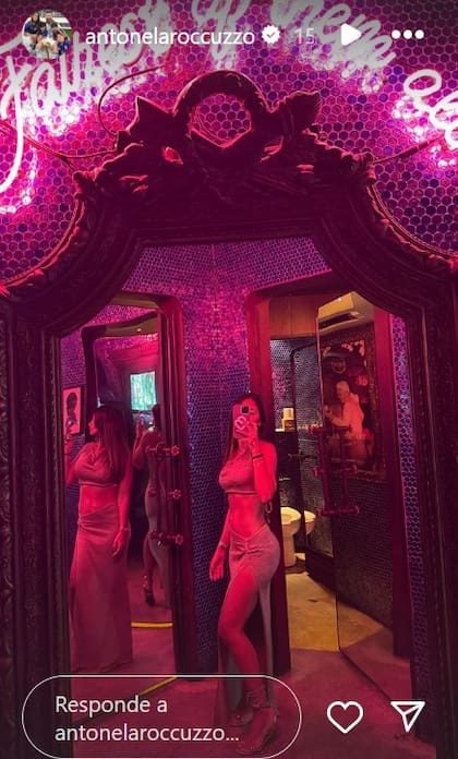 La foto de Antonela contra el espejo que mostró su físico y vestido drapeado