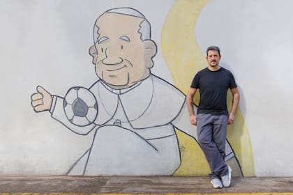 La foto de apertura, en un plano más amplio. Se puede ver a José Ignacio y, a su lado, el papa Francisco, su tío, tal como lo inmortalizaron en un mural ubicado en la plaza Central Martín Rodríguez, de la ciudad bonaerense de General Rodríguez