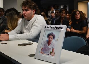 La foto de Blas Correas en la mesa donde la familia escuchó el veredicto.

