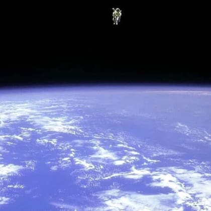 La foto de Bruce McCandless II en el espacio sin protección