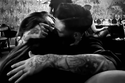 La foto de Cami Homs y José Sosa a los besos en un bar