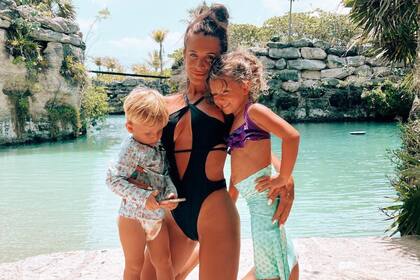 La foto de Camila Homs con sus hijos de vacaciones en Playa del Carmen que tituló: "Mi vida"