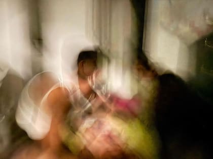 La foto de Camilo donde parece estar asistiendo en el parto de Evaluna. Foto/Instagram: @camilo @evaluna