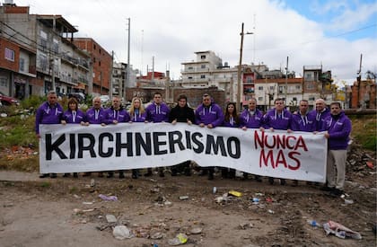 La foto de campaña con los candidatos uniformados y el Presidente en el medio