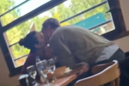 La foto de Díaz y un hombre a los besos que confirmaría su relación (Foto: Captura de video / América TV)