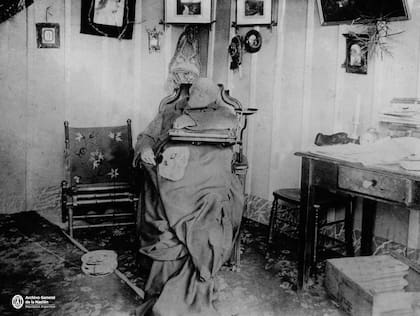 La foto de Domingo Faustino Sarmiento fue premeditadamente concebida para mostrarlo como un hombre que trabaja hasta el último aliento de su vida.