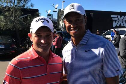 La foto de Etulain con Tiger Woods, una imagen que el argentino la tiene como tuit fijado en su cuenta de Twitter.