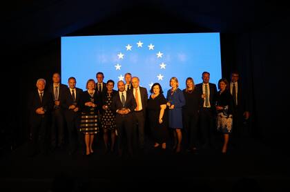 La foto de familia, con los embajadores en el Día de Europa