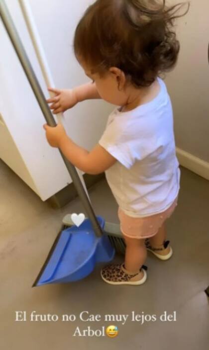 La foto de Filipa Alfonso limpiando. Fuente: Instagram