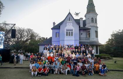 La foto de fin de fiesta, con las glorias arriba y camisetas de varios de los aproximadamente 300 clubes que componen la Asociación Argentina de Polo, ante el "castillo".