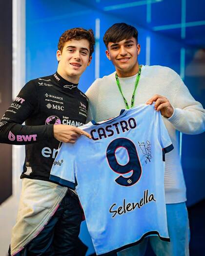 La foto de Franco Colapinto con la camiseta autografiada de Castro (Foto: Instagram @santiicastro21)