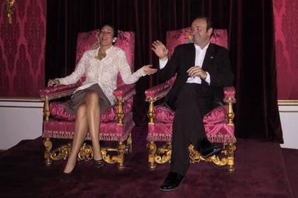 La foto de Ghislaine Maxwell y Kevin Spacey en el trono de la reina Isabel II que humilla a la corona