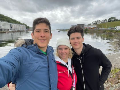 La foto de Juan Aguirre junto a su madre Verónica y su hermano Maximiliano. Foto/Instagram @juani_9822