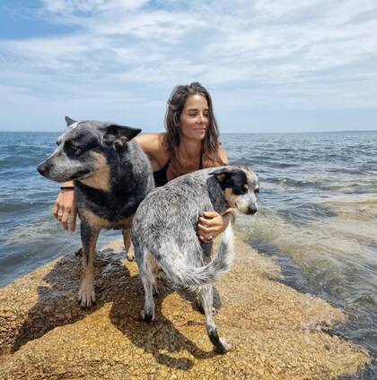 La foto de Juana junto a sus perras. Fuente: Instagram