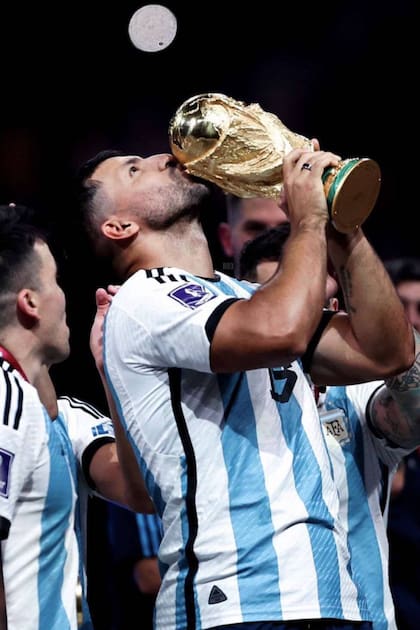 La foto de Kun Agüero que besa la copa del mundo no salió primera en la encuesta, pero es la que el exfutbolista utiliza en su perfil de Instagram