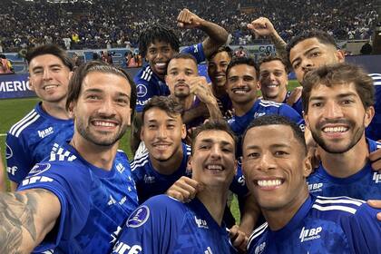 La foto de la celebración. Quien tiene el teléfono en la mano para la selfie es el argentino Lautaro Díaz