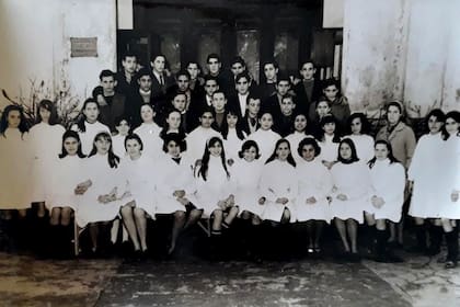 La foto de la división en la puerta de la escuela, cuando era el Nacional y Comercial de Vicente López