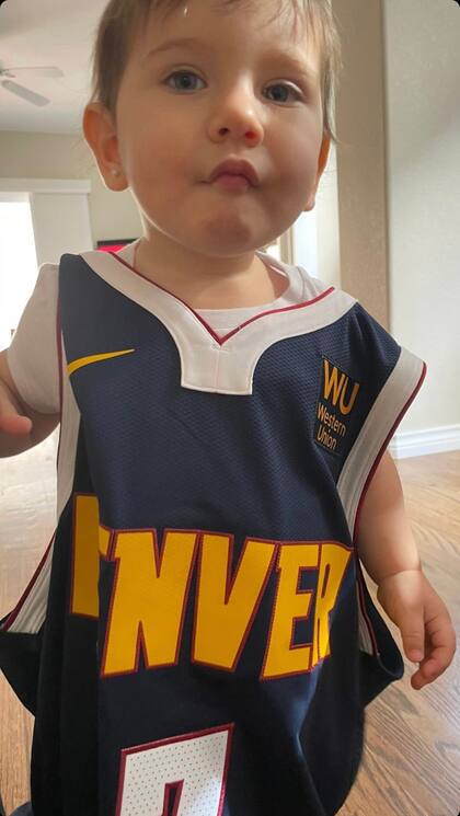 La foto de la hija de Facu Campazzo alentándolo con la camiseta de los Denver Nuggets. Crédito: Instagram