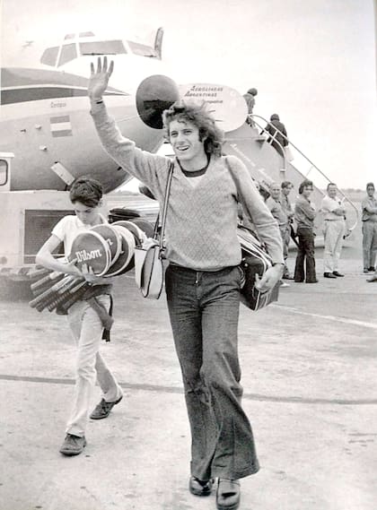 La foto de la incógnita: recibimiento triunfal a Vilas Ezeiza, en noviembre de 1974; a su lado, un chico le lleva las raquetas