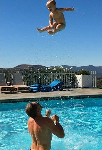 La foto de la polémica: Johnson y su pequeño hijo, Ace