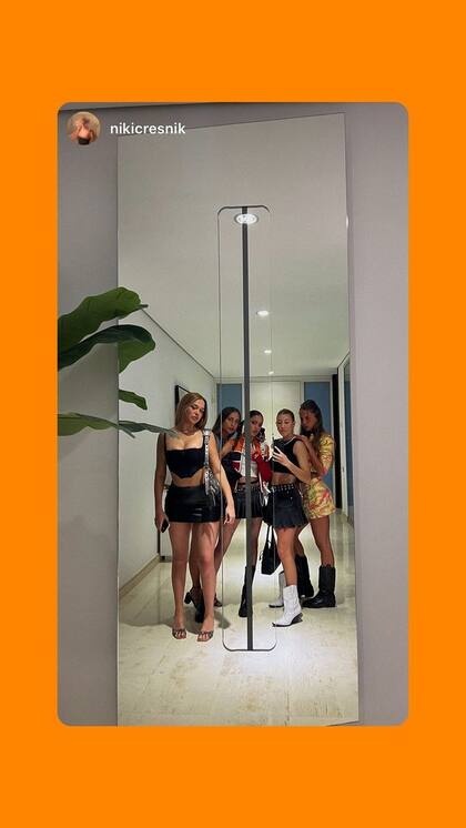 La foto de la polémica: Tini y sus amigas en la casa de Camila Homs (Foto: Captura de Instagram)