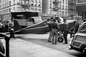 La foto de la primera apuesta, en 1956, donde Fitzpatrick aterrizó el avión en la avenida St. Nicholas