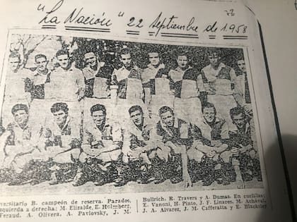La foto de la reserva B de CUBA, el equipo al que sus técnicos bautizaron como "La Sputnik", en las páginas de La Nación tras su consagración como campeones del torneo de reserva de 1958.