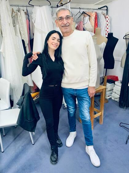 La foto de Lali en el atelier Iara Alta Costura que despertó rumores de compromiso con Pedro Rosemblat (Foto: Instagram @altacosturaiara)