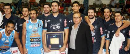 La foto de Leo con ambos planteles y la plaqueta