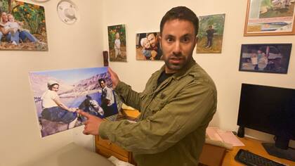 La foto de los abuelos de Omer en Irán, adentro de su búnker.